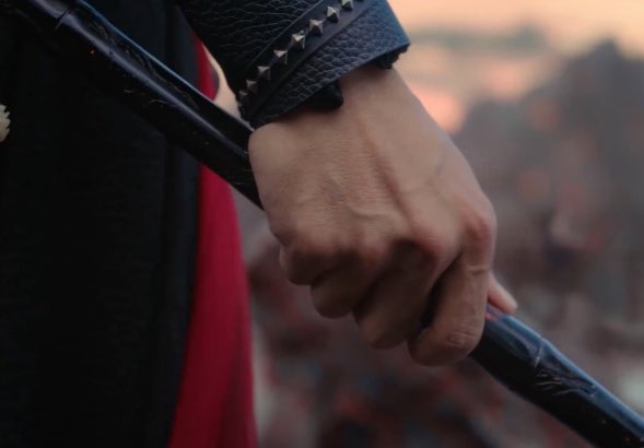 in the beginning of the scene, we see wei wuxian holding onto his flute with tight fists. then we see a more relaxed grasp seconds before he made the decision.confusion+resistance -> acceptancetrying to resonate -> acceptance the want to live -> acceptance of death