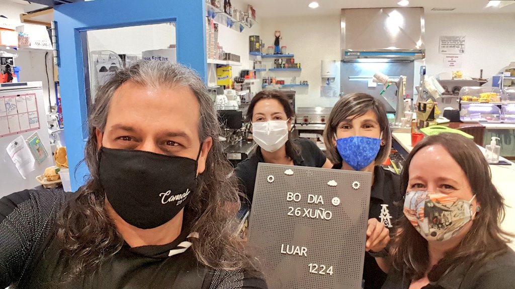 DioniMartin's tweet photo. Ya en @luartvg con mis niñas del @AMCateringSLU que me han preparado una hamburguesa 🍔 buenísima para tener fuerzas esta noche en #luar1224 https://t.co/v6gxFDqNVg