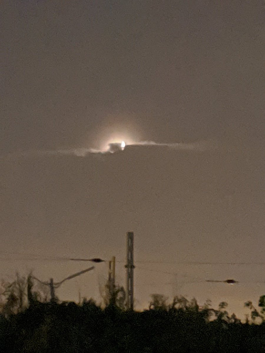 arunprasaaad's tweet photo. Can anybody explain what this is? 
I saw a half spherical light kinda thing in sky by 10:20pm  and it slowly vanished within 3-4 mins.
#ufo ? #mysterious #bangalore #alien ? https://t.co/3PIekS6SEJ