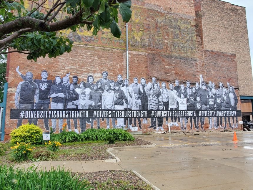 RecipeForUnity's tweet image. Mural by University of Northern Iowa students &amp;amp; volunteers from the Waterloo Center for the Arts showcases and celebrates Waterloo’s #diversity.