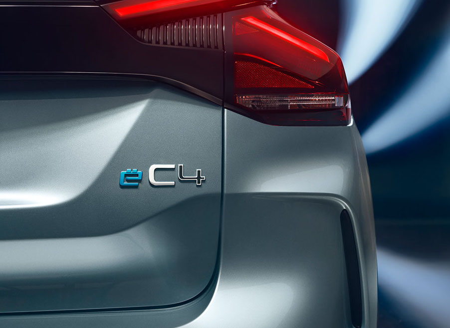 SCLMAG_'s tweet photo. 👏 #Citroen continúa su ofensiva eléctrica en 2020 con las primeras imágenes del New ë-C4 100% eléctrico que se presentará oficialmente el 30 de junio. #SCLMAG @CitroenChile #eC4  👉👉👉https://t.co/VRpWjp65DR https://t.co/lZHDSLhDtl