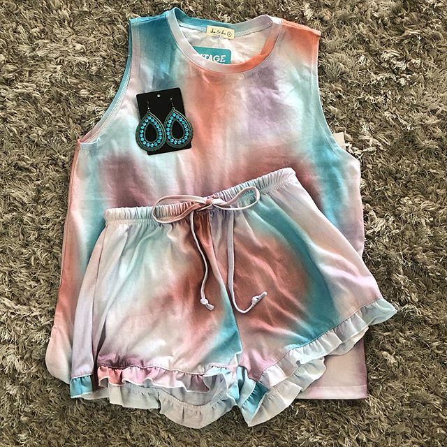 vntgdrgnfly's tweet photo. ✨ Tie Dye Multi Color Lounge Set •• 1 Small and 1 Medium left ••
Come shop until 5:30 today! https://t.co/KLK9kY1n73