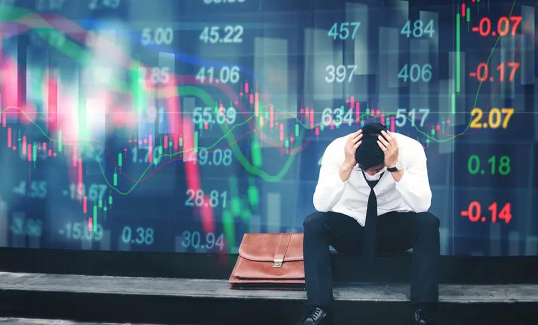 هناك 4 ملامح مشتركة بين الأزمة المالية العالمية 2008 وأزمة جائحة كورونا الحالية:

1. حدوث تقلبات شدي...