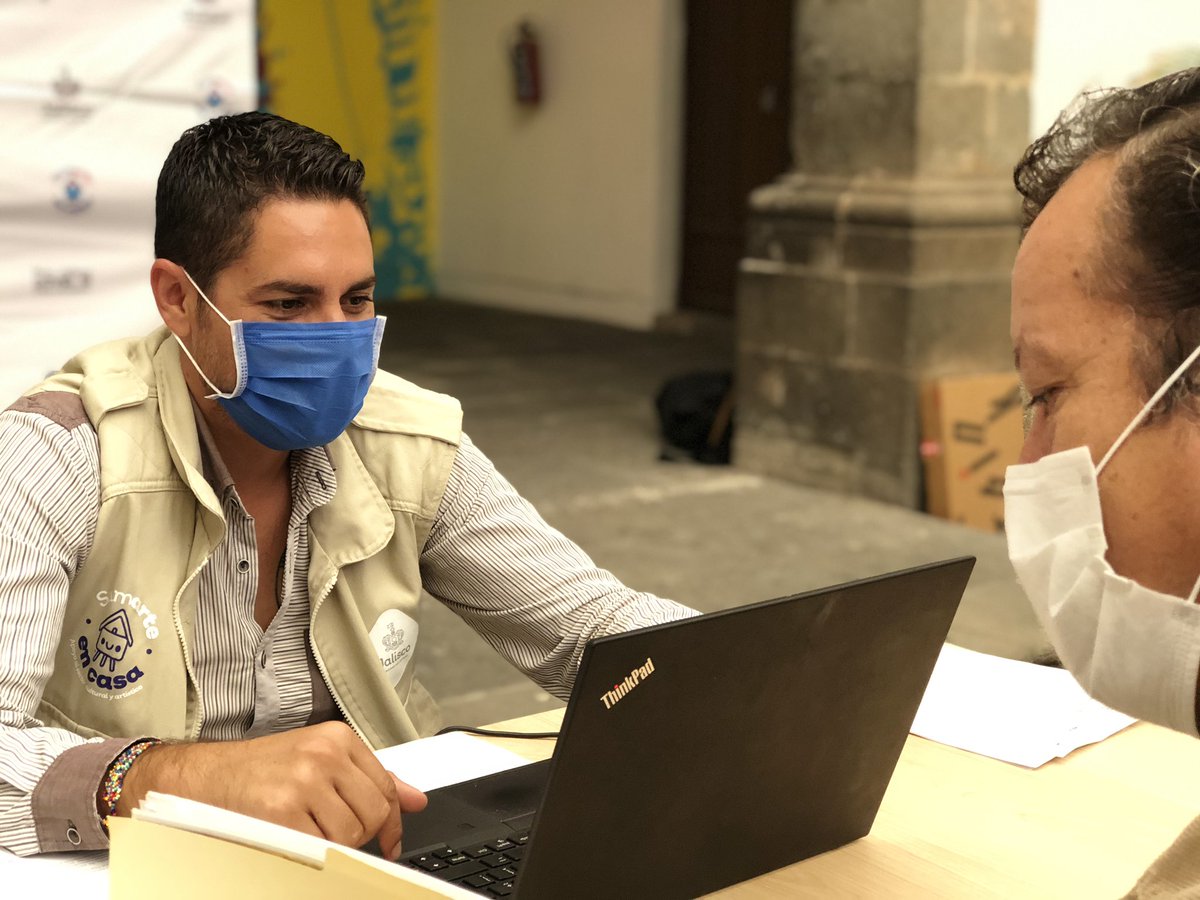 CulturaJalisco's tweet photo. Nuestro equipo está trabajando en las entrevistas para conocer más sobre el trabajo y talento de los candidatos a recibir el apoyo de #SumArteEnCasa https://t.co/qmKxnWbYMK