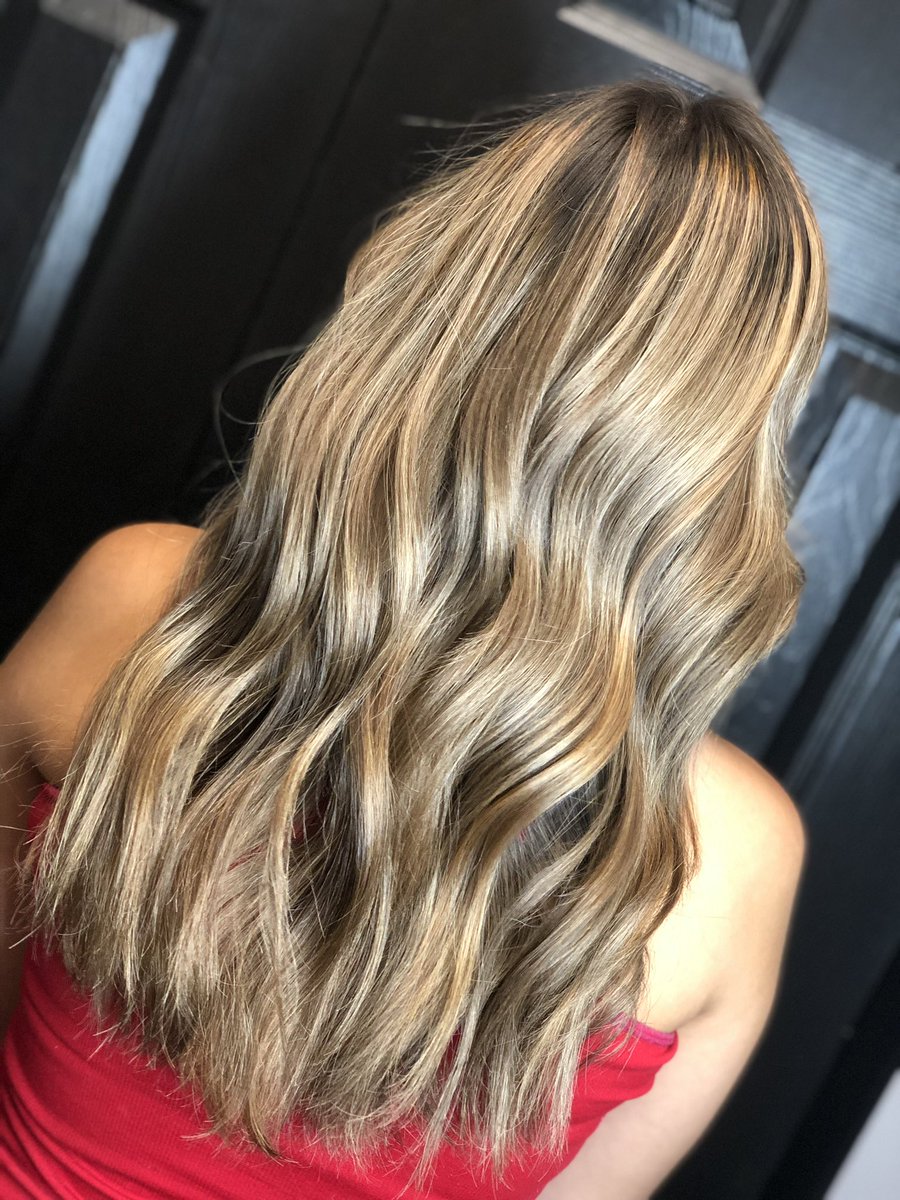 narita003's tweet photo. BYE BYE BOX DYE 👋🏽👋🏽
lots &amp; lots of foils later swipe for the before 

Books are open for JULY 🌞

#balayage #redken #redkenshadeseq #redkenobsessed #odessatxhair #odessatxhairstylist #odessatxhairsalon https://t.co/tEEndRf5FL