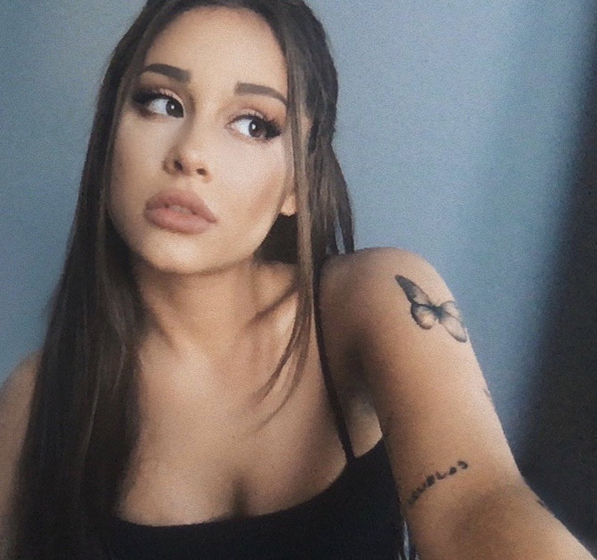 lovingbbyari's tweet photo. coming back on here to say happy 27th bday to my queen of life. i love you @ArianaGrande !! you are my light !! https://t.co/b3tKjrtSwM