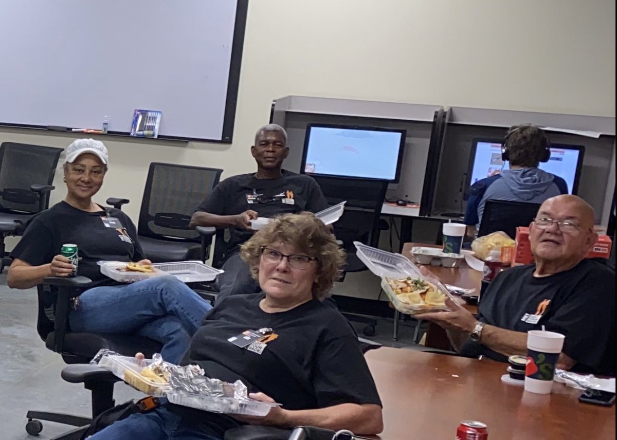 Kenya0165_'s tweet photo. Thank you MET team for your continued support and help everyday! Today’s lunch provided by Chili’s’🌶😌  #MetGotyourback  #0165 @JKP3535 @KarinyThomas2 @RettRasmusan @Michelle_Met165 https://t.co/NKUPKBduQE