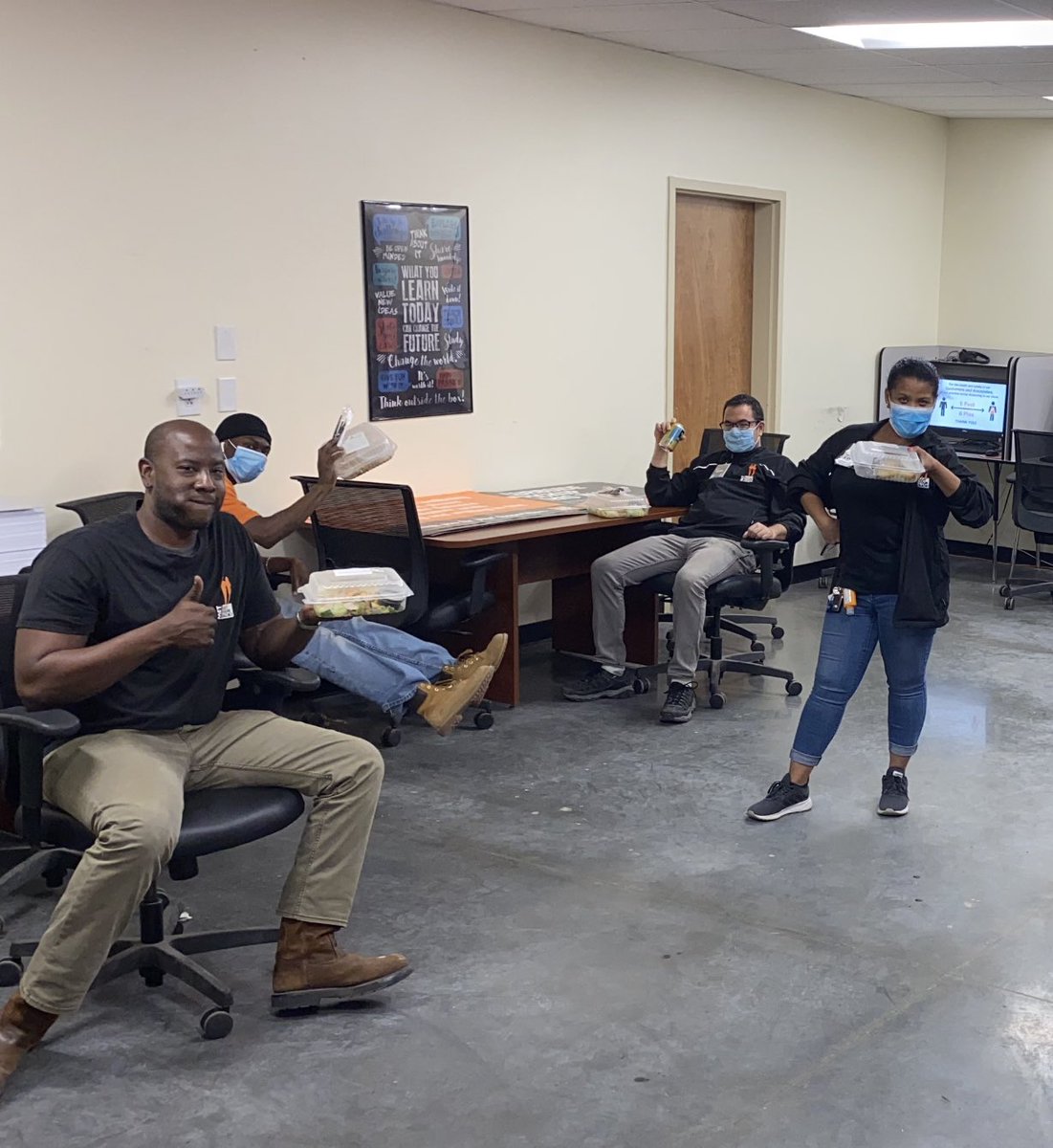 Kenya0165_'s tweet photo. Thank you MET team for your continued support and help everyday! Today’s lunch provided by Chili’s’🌶😌  #MetGotyourback  #0165 @JKP3535 @KarinyThomas2 @RettRasmusan @Michelle_Met165 https://t.co/NKUPKBduQE