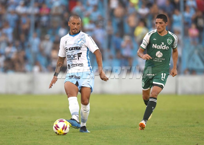 pasion_gasolera's tweet photo. ➡️ #RobertoBrum seria otro jugador desafectado del plantel que conduce Walter Perazzo!!. Suerte Uruguayo!! https://t.co/0HeQOwY1Zt