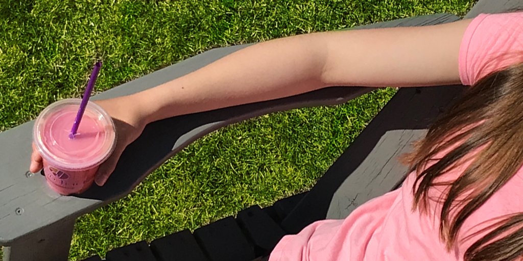 The weekend is here! Why not boost your #mood with a Jugo Classico, packed with bananas and strawberries. Did you know bananas are high in Vit. B6, which helps make feel-good neurotransmitters like dopamine? Add the antioxidants in the berries and that's a real good smoothie! 🐐