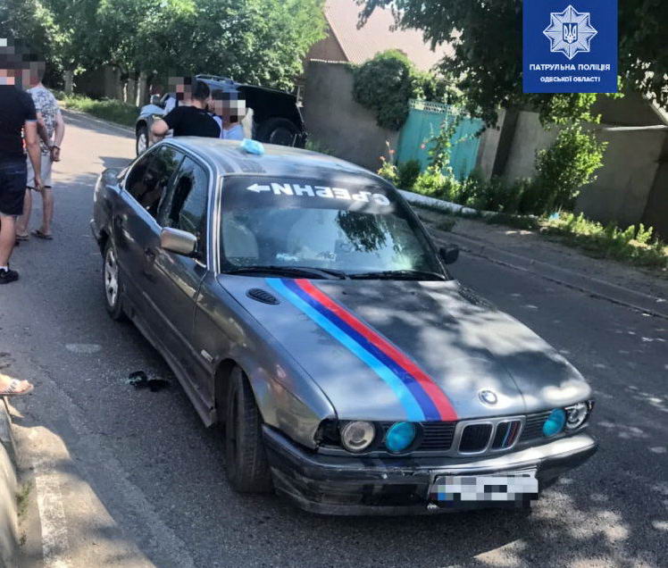 В Одессе пьяный водитель BMW с матерной надписью прокатил на капоте полицейского