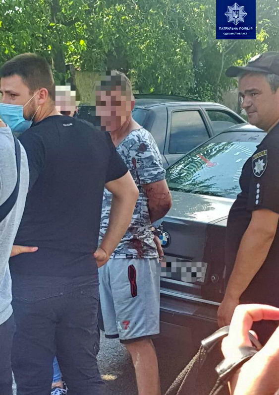 В Одессе пьяный водитель BMW с матерной надписью прокатил на капоте полицейского