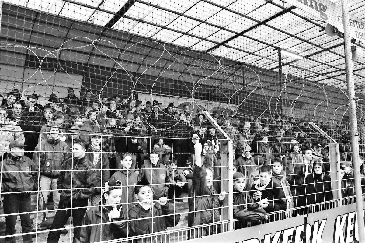 OldiesDTC1's tweet photo. De Spinnekop 29 januari 1995; @DeGraafschap - FC Den Haag

Wij denken een piepjonge @ultradtc te herkennen. 🧐 Wie herken jij?

#zonderverledengeenheden ⚪🔵

#GRAado #OldiesDTC https://t.co/v31WK2ZBCK