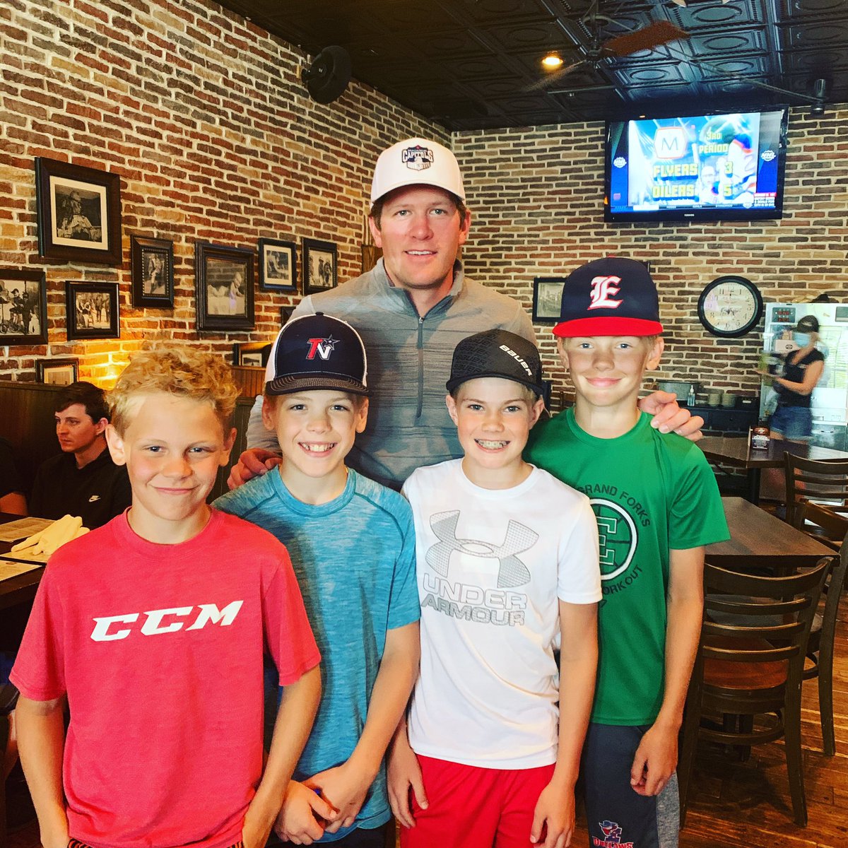 ktbeee4's tweet image. What a great guy for taking the time to take a pic in Fargo with BB some of of the True North Players from EGF and Graftob  @mnwild @YouthHockeyHub @TrueNorthAAA @EastSideHockey