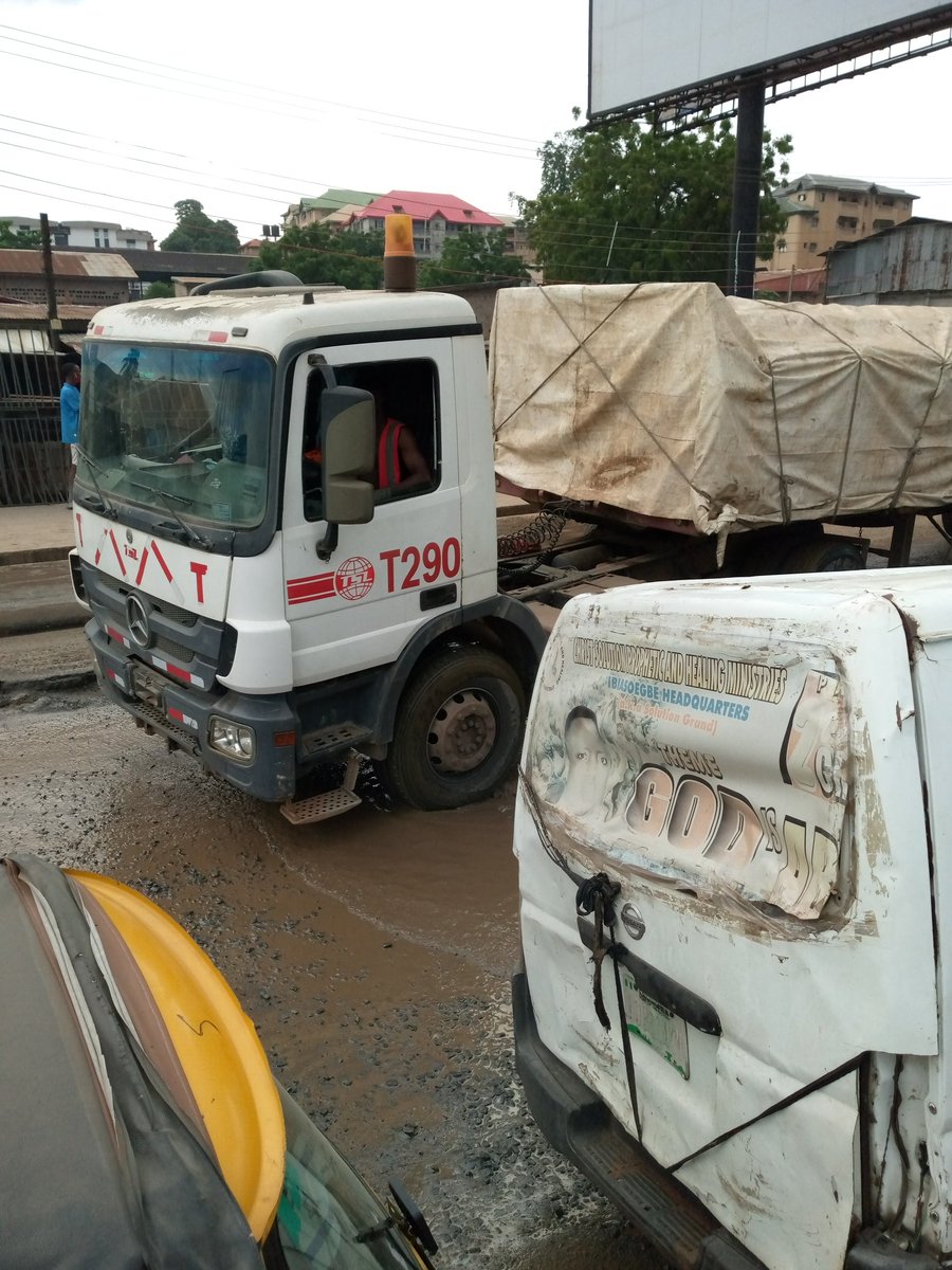 Champele's tweet photo. Dear @FedRoadsNGR, this is the condition of a part of Onitsha/Owerri road. The Potholes are the reason for the huge hold up.

We are looking forward to your kind and quick response.

Location: Mgbemena, Onitsha. 
05: 25 PM
Fri, Jun 26. 2020

#NaijaPatriotReport
#ConcernCitizens https://t.co/4W6yTsjQFp