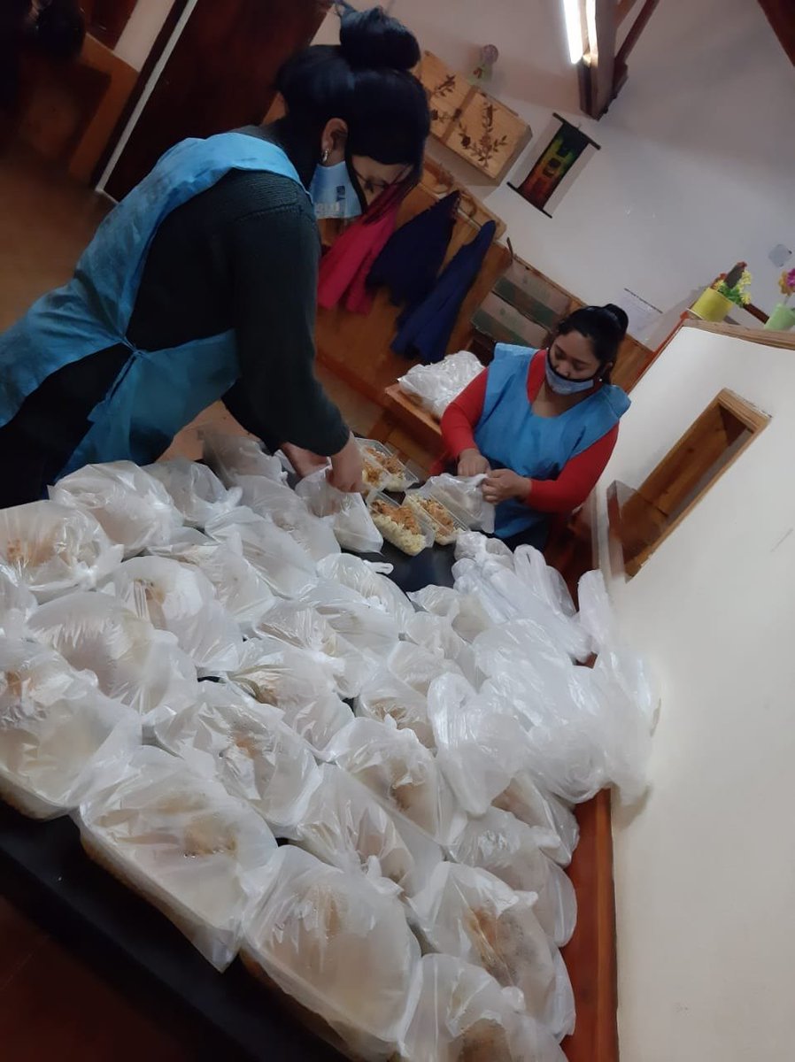 HumbertoTumini's tweet photo. Nevó en la Cordillera neuquina. Mis compañeras de Barrios de Pie -de Junín de los Andes- lo mismo ejerciendo solidaridad con quienes mas lo necesitan, haciendo y repartiendo viandas. https://t.co/EmhvKzBccv
