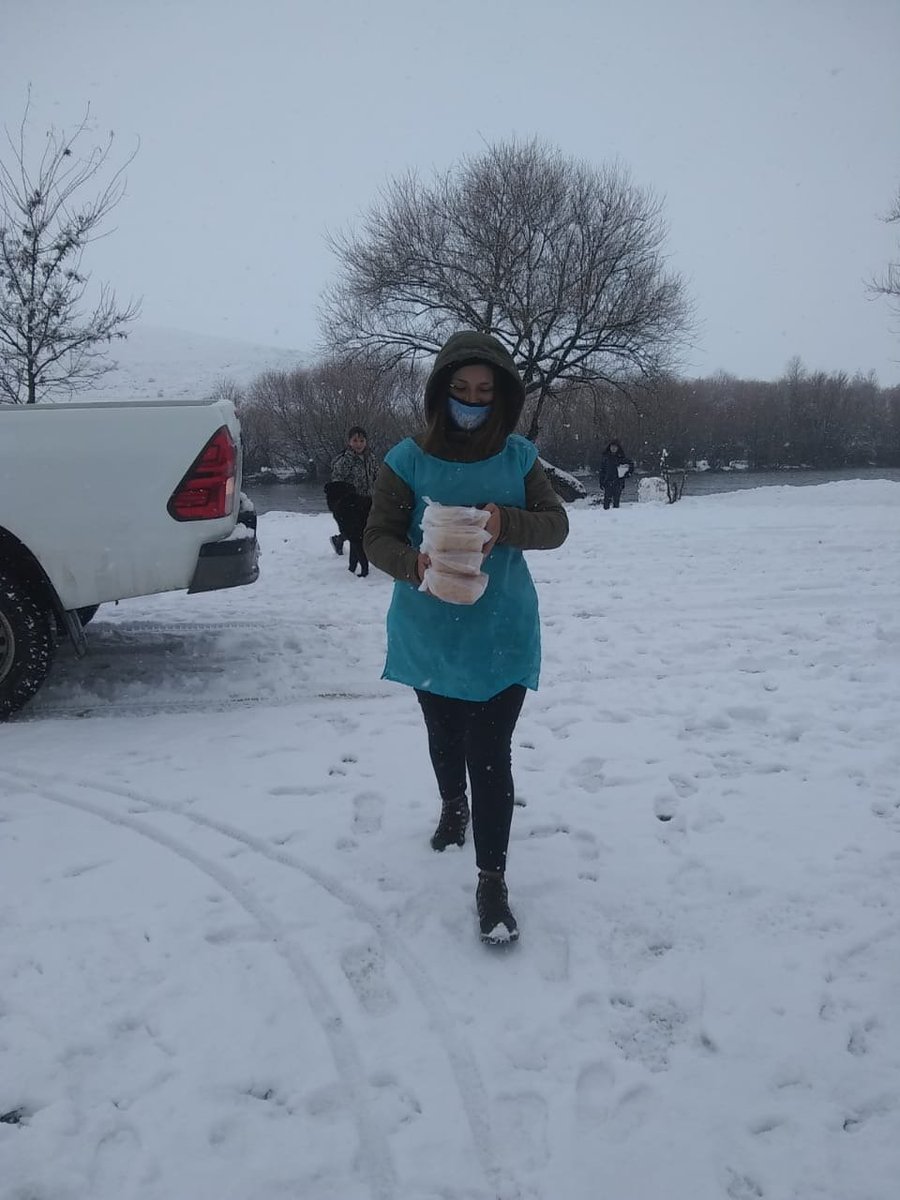 HumbertoTumini's tweet photo. Nevó en la Cordillera neuquina. Mis compañeras de Barrios de Pie -de Junín de los Andes- lo mismo ejerciendo solidaridad con quienes mas lo necesitan, haciendo y repartiendo viandas. https://t.co/EmhvKzBccv