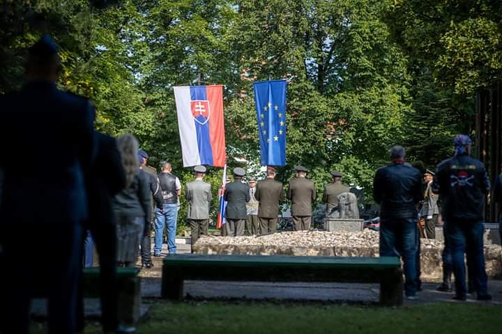 ozbrojenesily's tweet photo. WE do not forget our heroes... #DespatchRiders @mosr_official @ArmadaSR https://t.co/peZboQEUn0