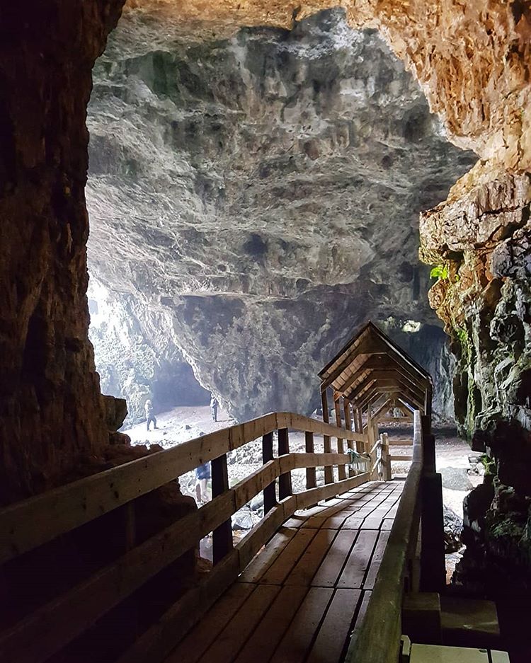 VisitScotland's tweet photo. This beauty has one of the largest entrances of any sea cave in Britain, spanning 50ft high! 😮✨ #StaySafe 📍 Smoo Cave, #Highlands 📸 IG/wanderingaberdonian https://t.co/OOcZjuzXTZ