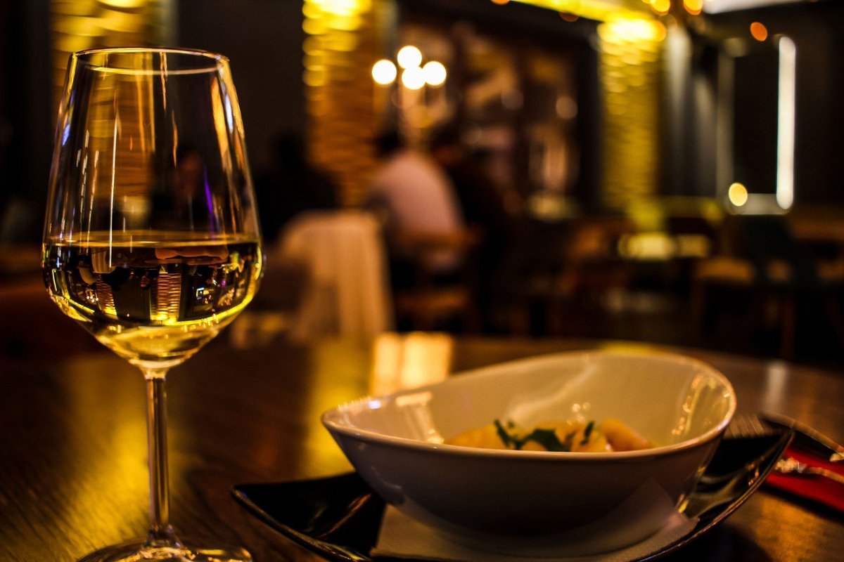 eisommelier's tweet photo. ¿Con qué vas a brindar hoy?🍷

Elijas lo que elijas, disfruta del viernes.😍

#happyweekend #friday
#summer #newnormal
#IIcursointernacionalsommelier #escuelainternacionalsommelier #eis #sommelierpiedadfernandez https://t.co/uuBguP6PFq
