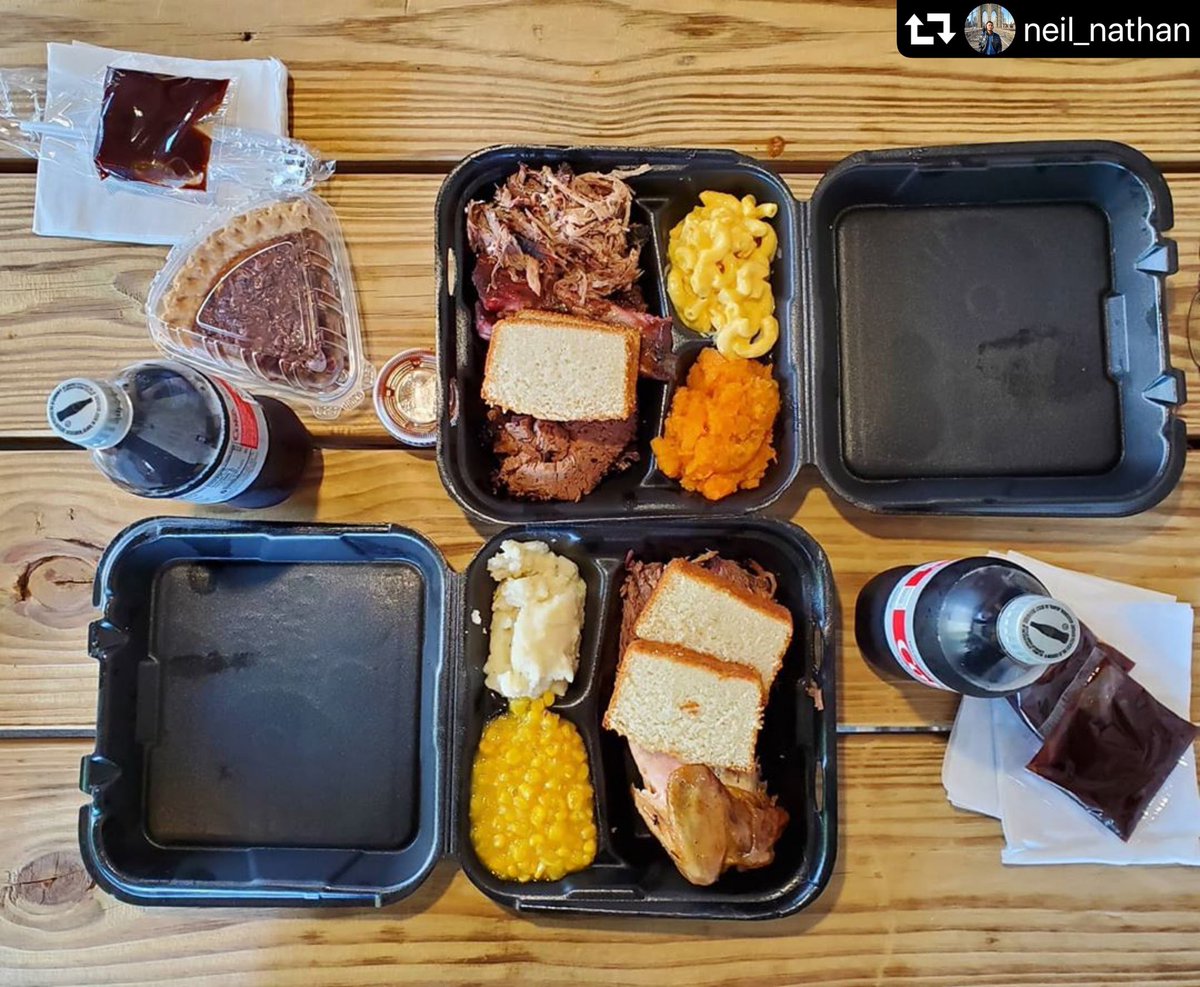 jacksbarbque's tweet photo. Hope you can fit in some Jack’s for your weekend plans!
.
.
.
.
#FanFriday #jacksbarbque #jacksbbq #jacksbbqnashville #combo #smoked #brisket #chicken #pork #nashville #nashvillefoodies #tgif https://t.co/VDf2m5430D