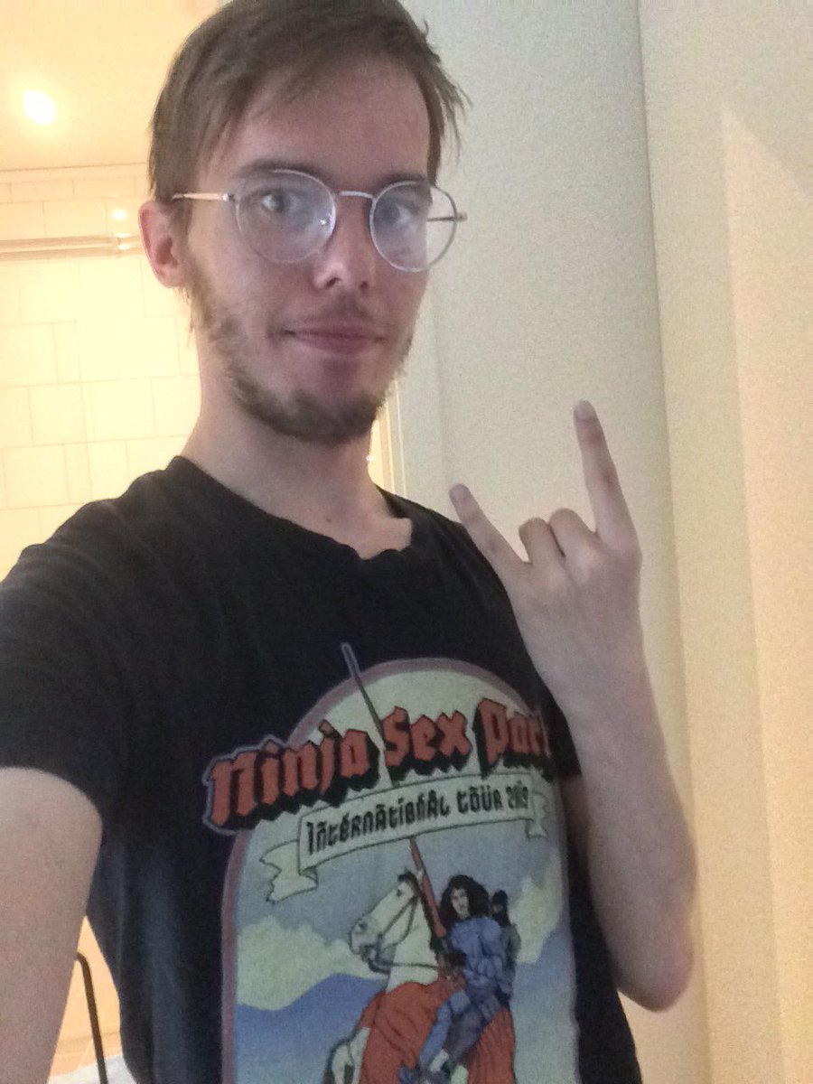 TheSwedishDoc's tweet photo. @Jeyrule_ #RockFuck https://t.co/69vpqAhSjf
