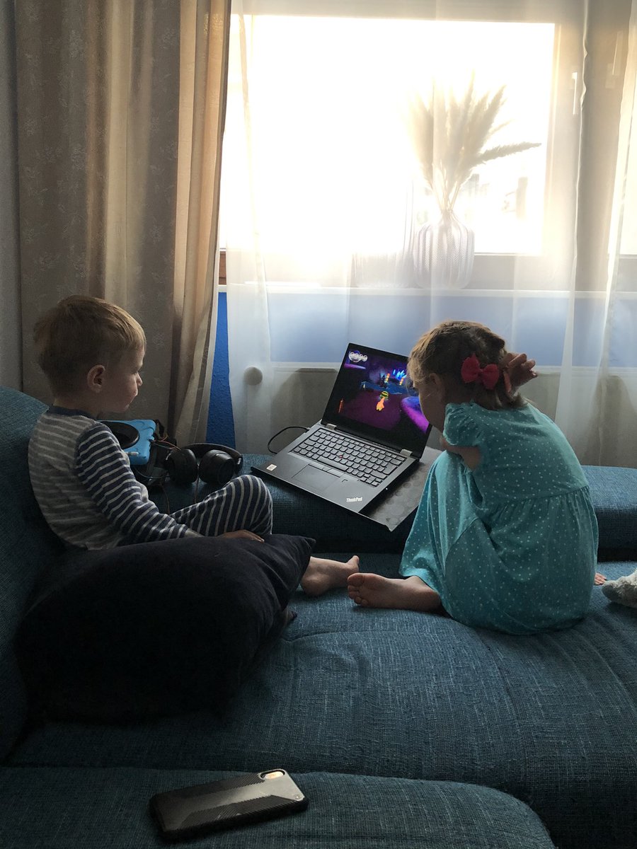 TheDoctorsRiver's tweet photo. Solange @Gronkh das spielt, bekommen wir die beiden nicht ins bett 😂#gronkhtv #gronkh @xPandorya https://t.co/zQQksZA7Go