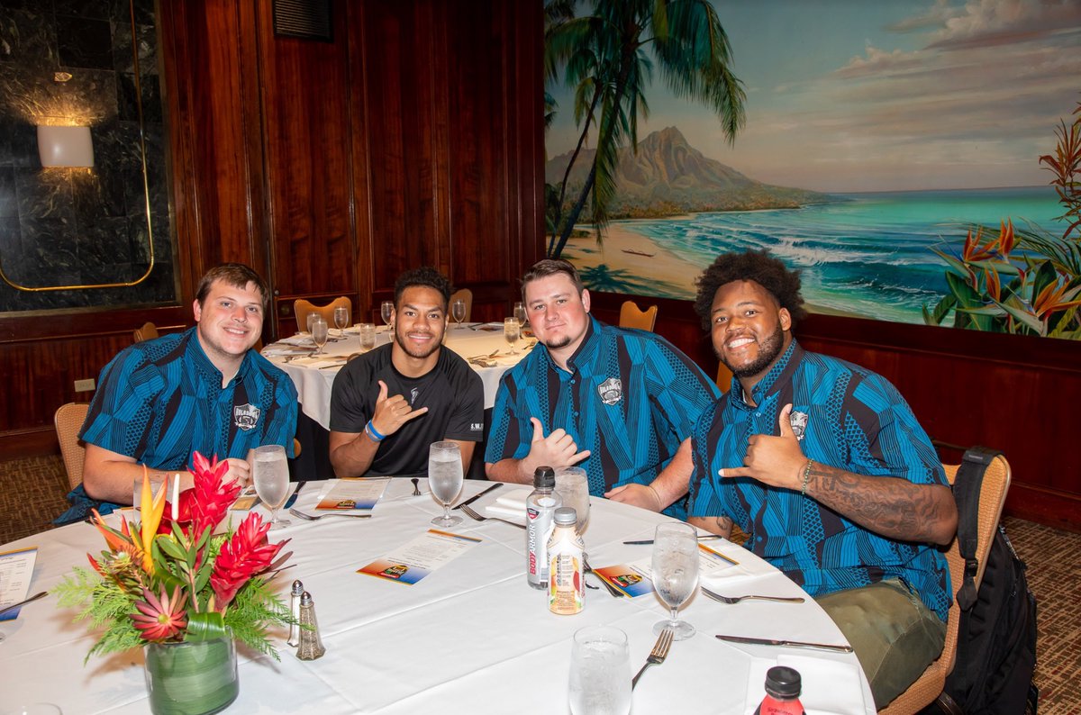 Hula_Bowl's tweet photo. Hula Bowl KAI Team celebrating at the 2020 Hall of Fame Dinner 🤙

#hulabowl #KAI #HAWAII #HallOfFame 
@breidenfehoko4 @AHifo7 @yungnas45 @juniordiaz51 https://t.co/ifx1kJ2bnZ