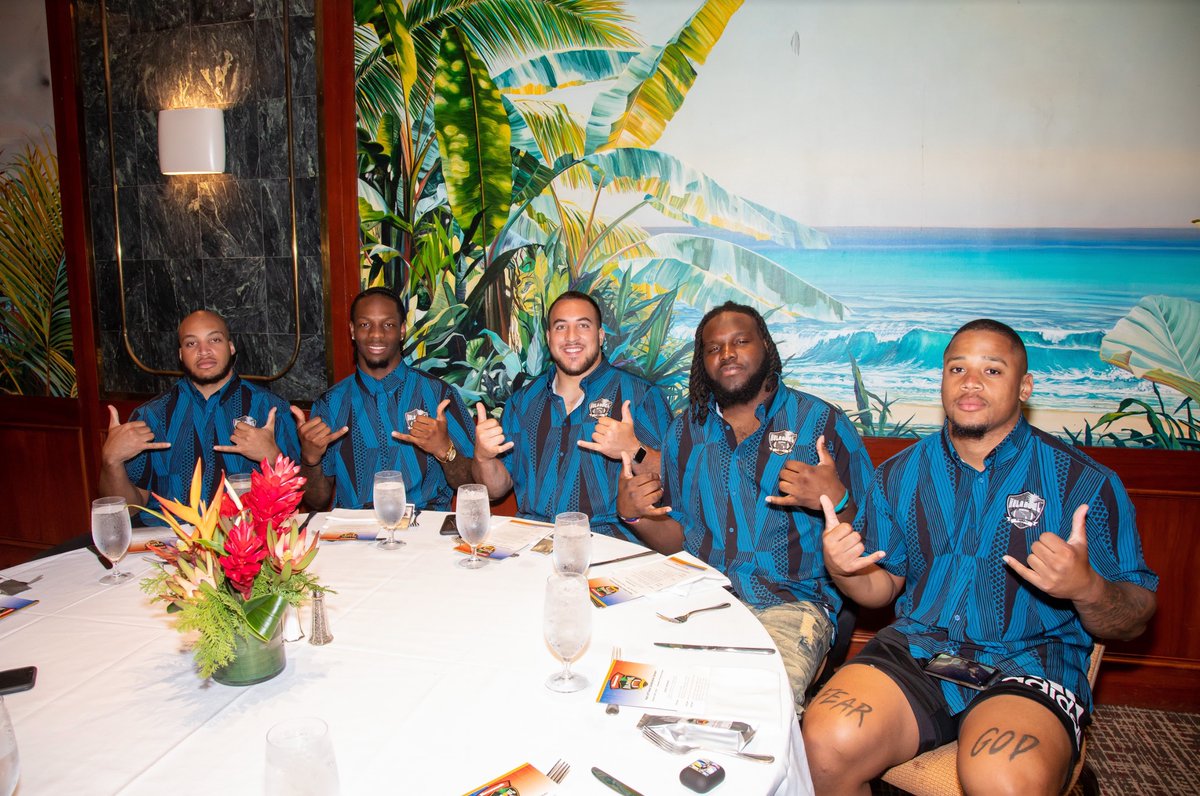 Hula_Bowl's tweet photo. Hula Bowl KAI Team celebrating at the 2020 Hall of Fame Dinner 🤙

#hulabowl #KAI #HAWAII #HallOfFame 
@breidenfehoko4 @AHifo7 @yungnas45 @juniordiaz51 https://t.co/ifx1kJ2bnZ