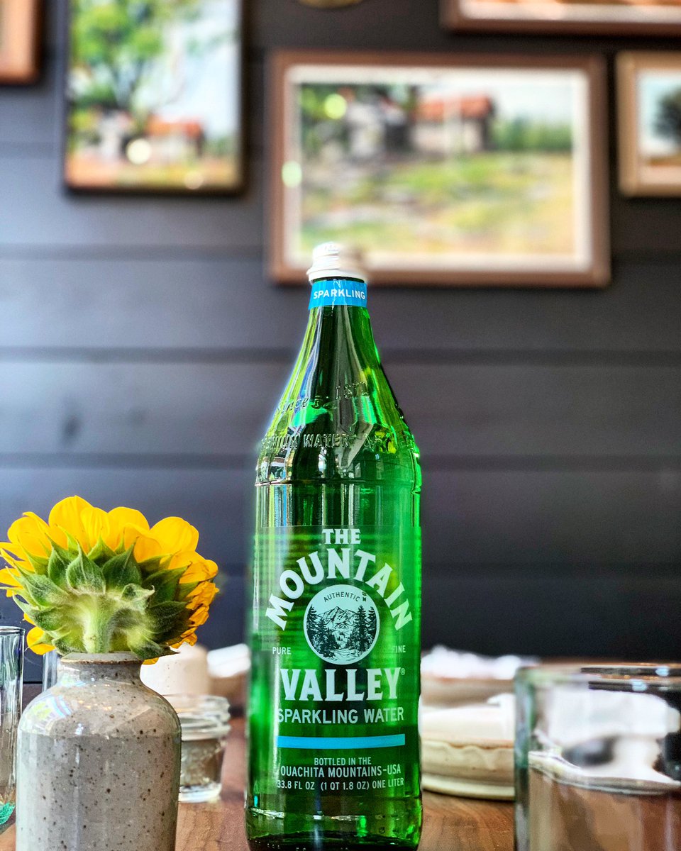 MVMidAtlantic's tweet image. Fresh, locally sourced meals with a side of America’s premium sparkling water — available in the Culinary Garden or Open Kitchen Dining Room 🌻💦💚@ReidShilling #mountainvalleyspringwater #sparklingwater