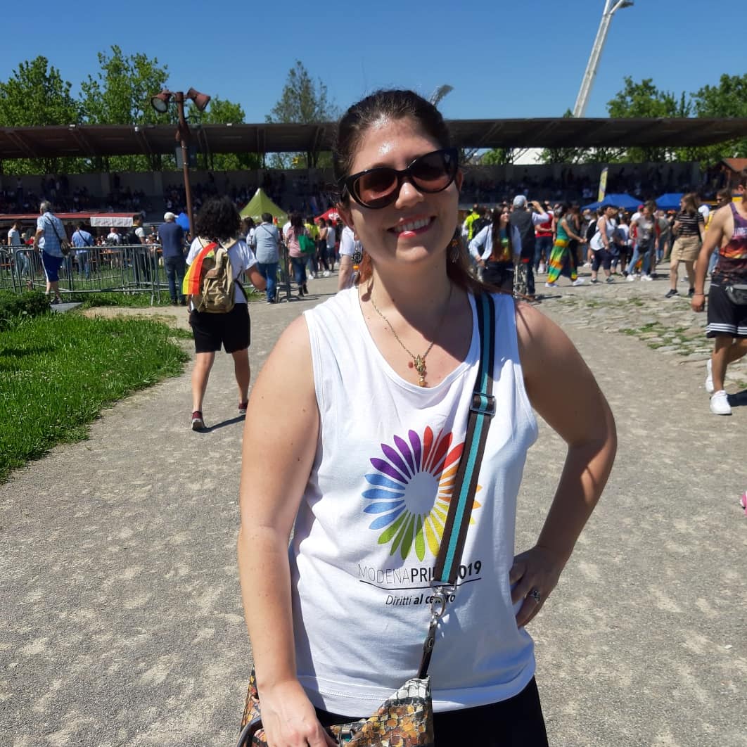 GothicPsyche's tweet image. Io al #ModenaPride l&apos;anno scorso. Sono etero, ma credo in diritti uguali per tutt* - era stata una giornata splendida, gioiosa, divertente. Chi parla di &quot;pagliacciate&quot; farebbe meglio ad andarci ad un #pride - magari si divertirebbe.