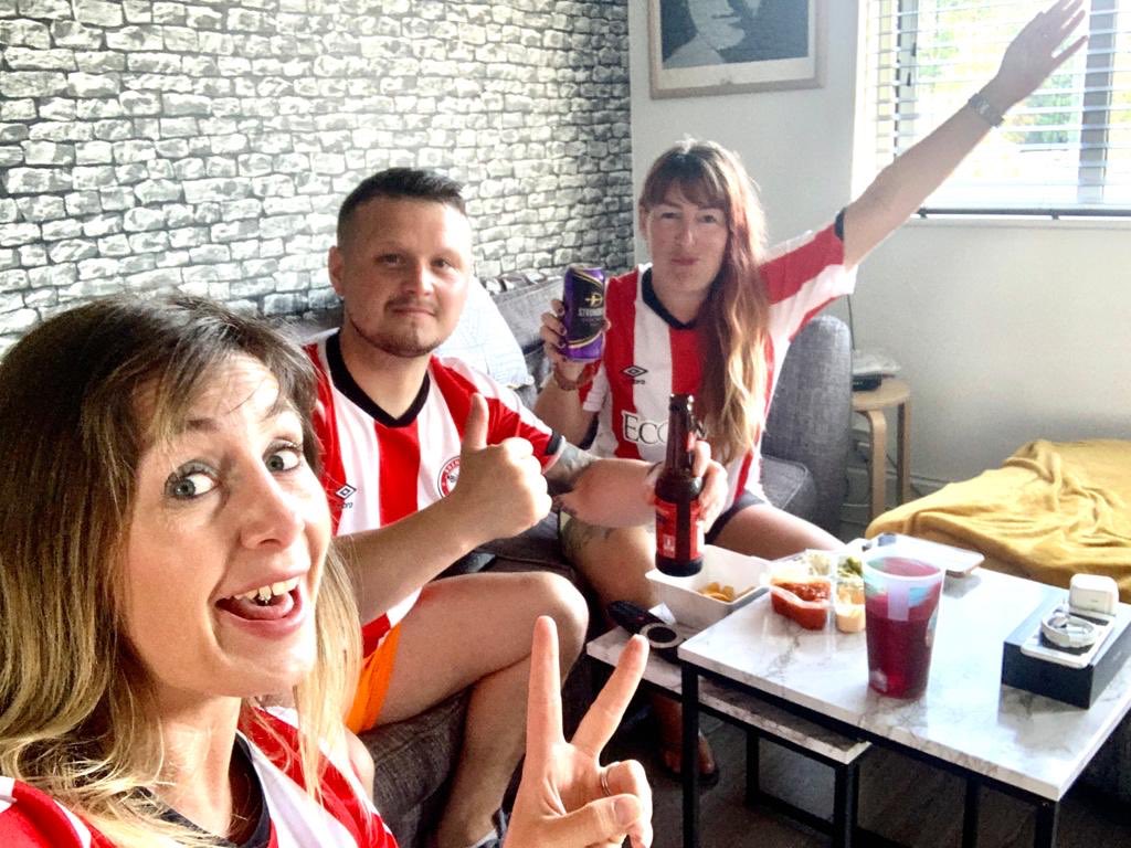 NickyB13's tweet photo. Come on bees!! #sendyoursupport #brentford @BrentfordFC @delbak86 @AmyBaker05 #bees #family https://t.co/efYTOtKZc7