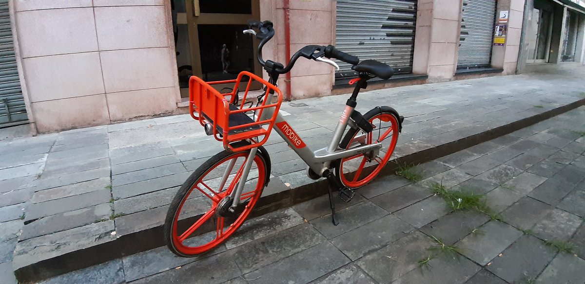 LhMobike's tweet photo. 112 días mal aparcada abandonada #MovibyMobike #ByLH #LHOSPITALET https://t.co/Hwi4DPXWhb