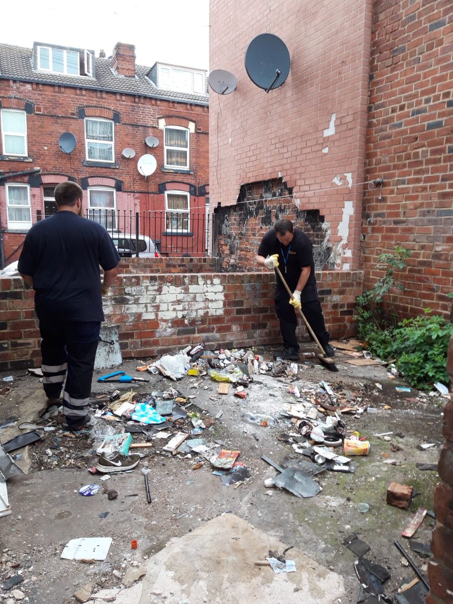 Clean_Leeds's tweet photo. Team #Harehills got down &amp; dirty in the bin yards in the #Comptons today. #enforcement officers &amp; #streetcleansing worked together to #litterpick &amp; clean almost 2tonnes of #illegally deposited #waste! An advice letter RE: #littering #flytipping &amp; #binyards was given to 100 homes https://t.co/L79EaN4vza