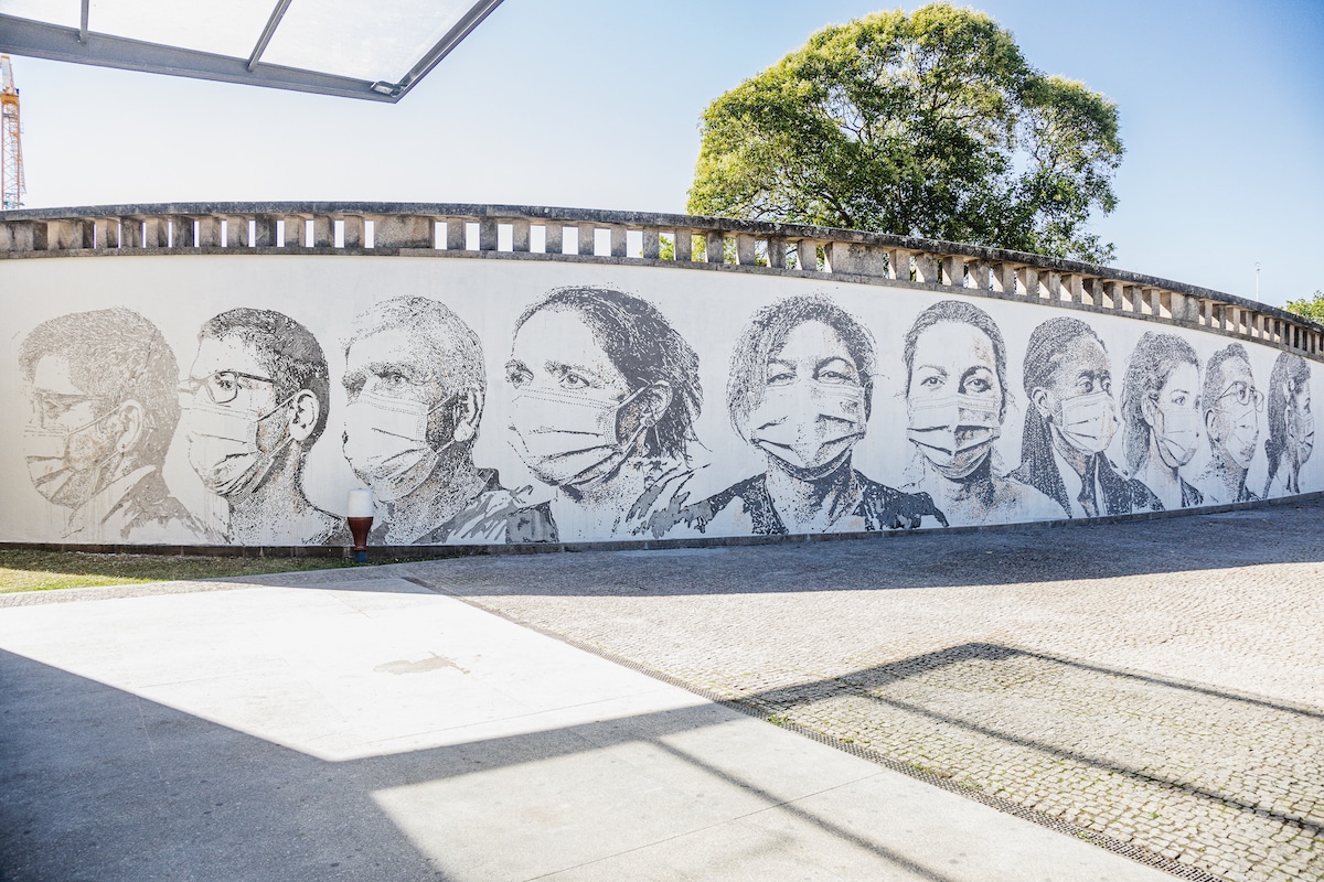 CienciaDelCope's tweet photo. El artista urbano portugués Vhils rinde homenaje a los trabajadores del Hospital Universitário de São João durante la crisis del coronavirus con lo mejor que sabe hacer: un mural. Vía https://t.co/qJpBuJQDkT https://t.co/Of4afue1XR