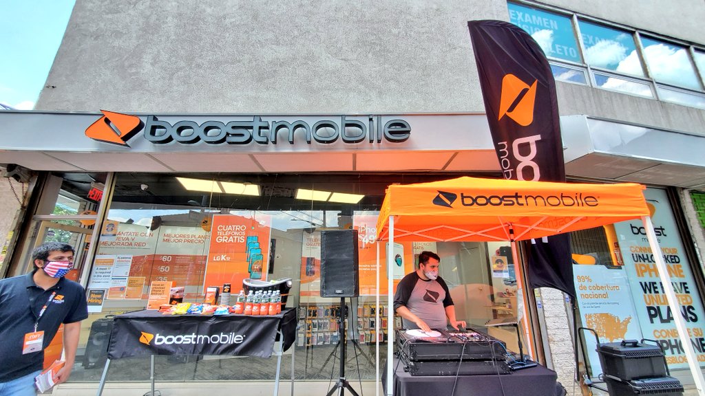 Jesse_Chauca's tweet photo. #QGTM Pulling up Bold in Queens! @ J & H Mobile - Ready at the Hyperlink & Boost event in Corona, Queens. Listo or not 🚘🔸️🔶️ #BoostBold #HyperlinkSideWalk #DaleMas #BoostStrong @hyperlinkusa @DianaSprint @BoostMobileSean @BoostNationNewt https://t.co/cswuxgRomq