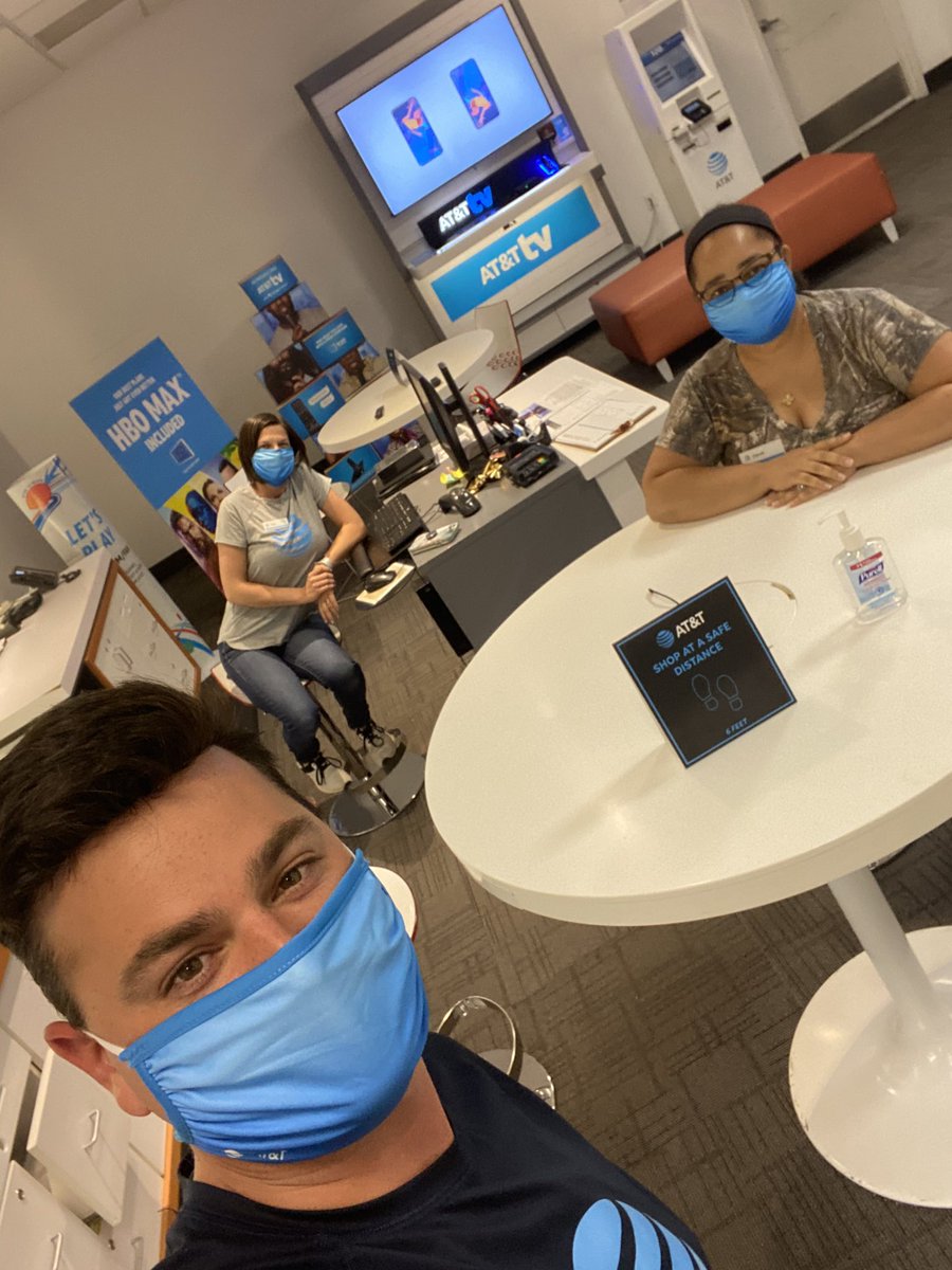 DanielT_919's tweet photo. So proud of the @penn_square crew! Such great customer service and attitudes as they transition into our new premier service consultants! Thanks for always being groundbreaks and pioneering our new frontiers! #pioneers #KAMOProud #OneOklahoma https://t.co/Orkt0OiASD