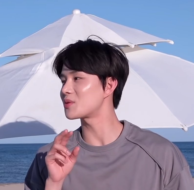 not_nctjohnny's tweet photo. what kind of highlighter does she use https://t.co/JQFQ27xfWW