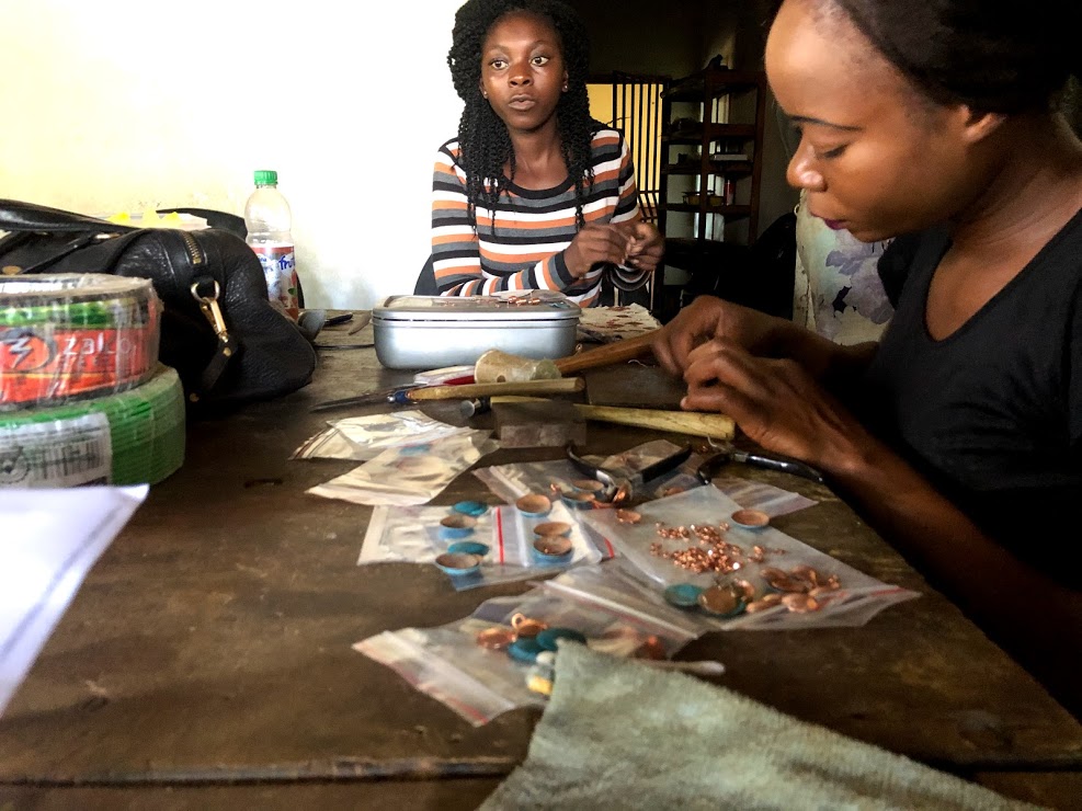 DavidDouglasDia's tweet photo. #Recycling isn't just something to do for the environment for these women, it's their livelihood! Old water heaters &amp; copper wires become #handmadejewelry! See the finished products in our store! #AfricanJewelry #ItsTakesAVillge #JewelryDesign #entrepreneurs #JewelryTellsAStory https://t.co/Crb12vuXHq