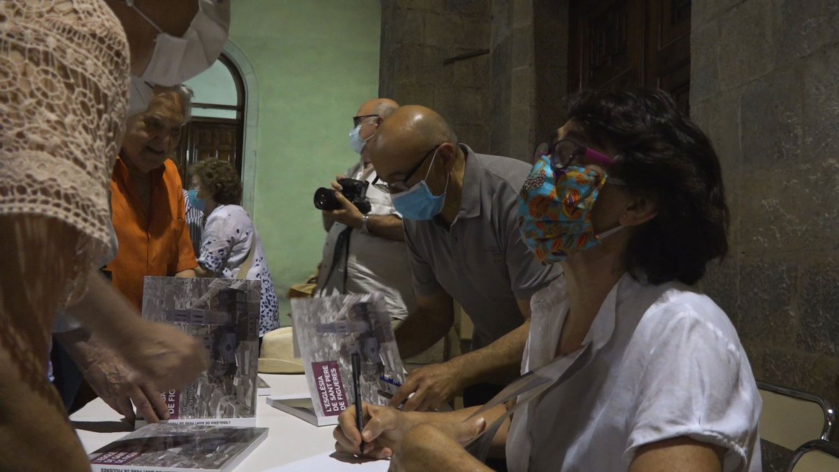 Signatura amb mascareta a càrrec dels autors de del llibre del Mil·lenari de l’Església de Sant Pere de #Figueres, Anna Maria Puig (textos) i Xavi Toral (fotografies) 
<a href="/2020_sant/">Mil.lenari Sant Pere Figueres</a> <a href="/ajfigueres/">Ajuntament de Figueres</a>