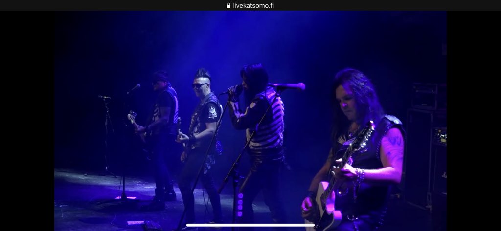 Sammii_Zombii's tweet photo. Thank you @69eyesofficial for an awesome livestream. It was great to see you guys play live again this year. Worth getting up at 3am with @Amber_Munster @jussi69official #archzie69 #bazie #timotimo #the69eyes #jussi69 #jyrki69 #sunbornlive https://t.co/sNXSZE2dAU