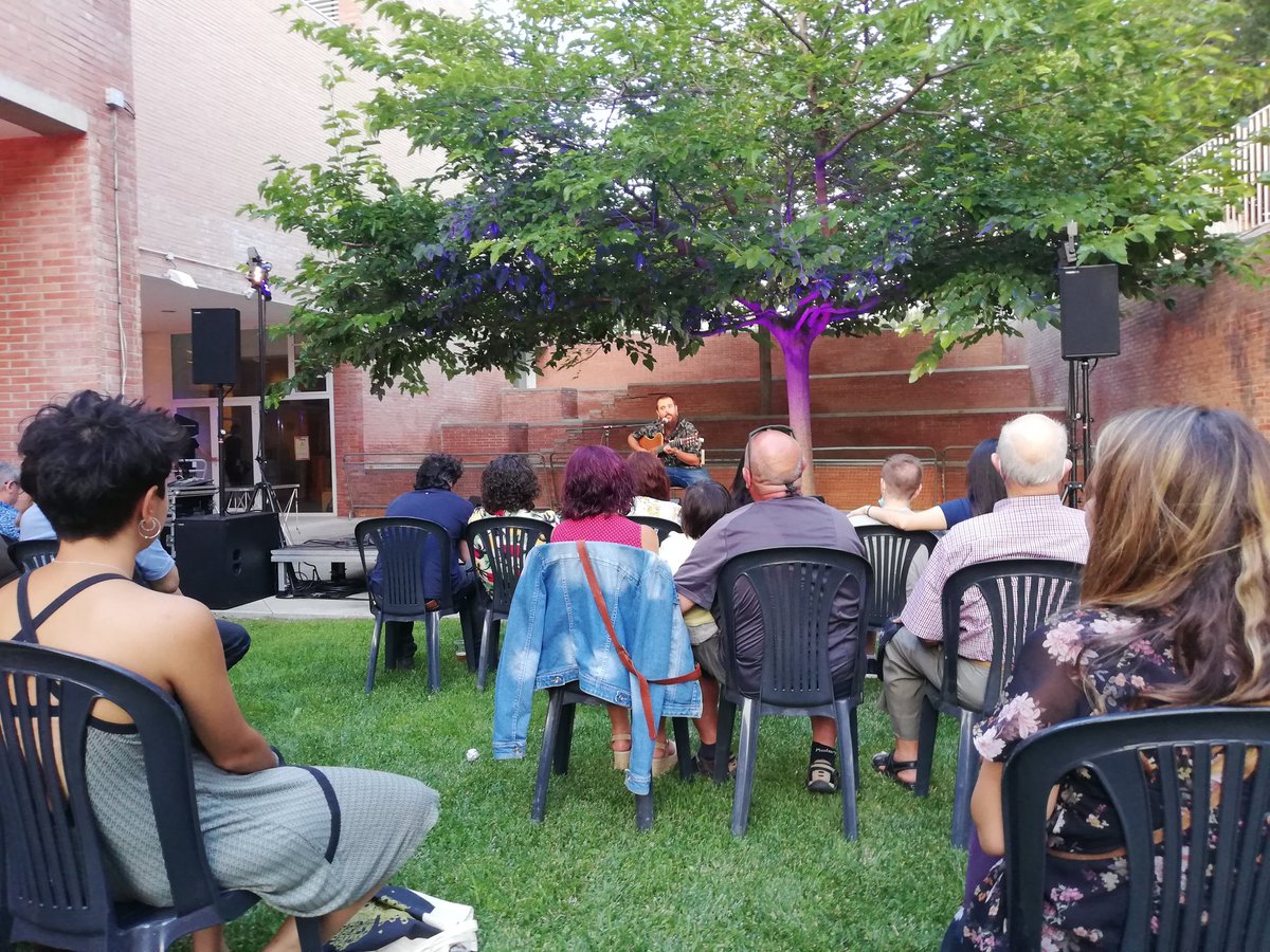 pepforn's tweet photo. Concerts Km.0 als barris. Daniel Felices i The Re-fugees al pati de la Biblioteca Central #Terrassa
@casesdelamusica @DCallaosFans
Tanto mérito tiene el que sabe cantar com el que sabe escuchar. #cultura #musicadirecte https://t.co/wvqlNoGzLH