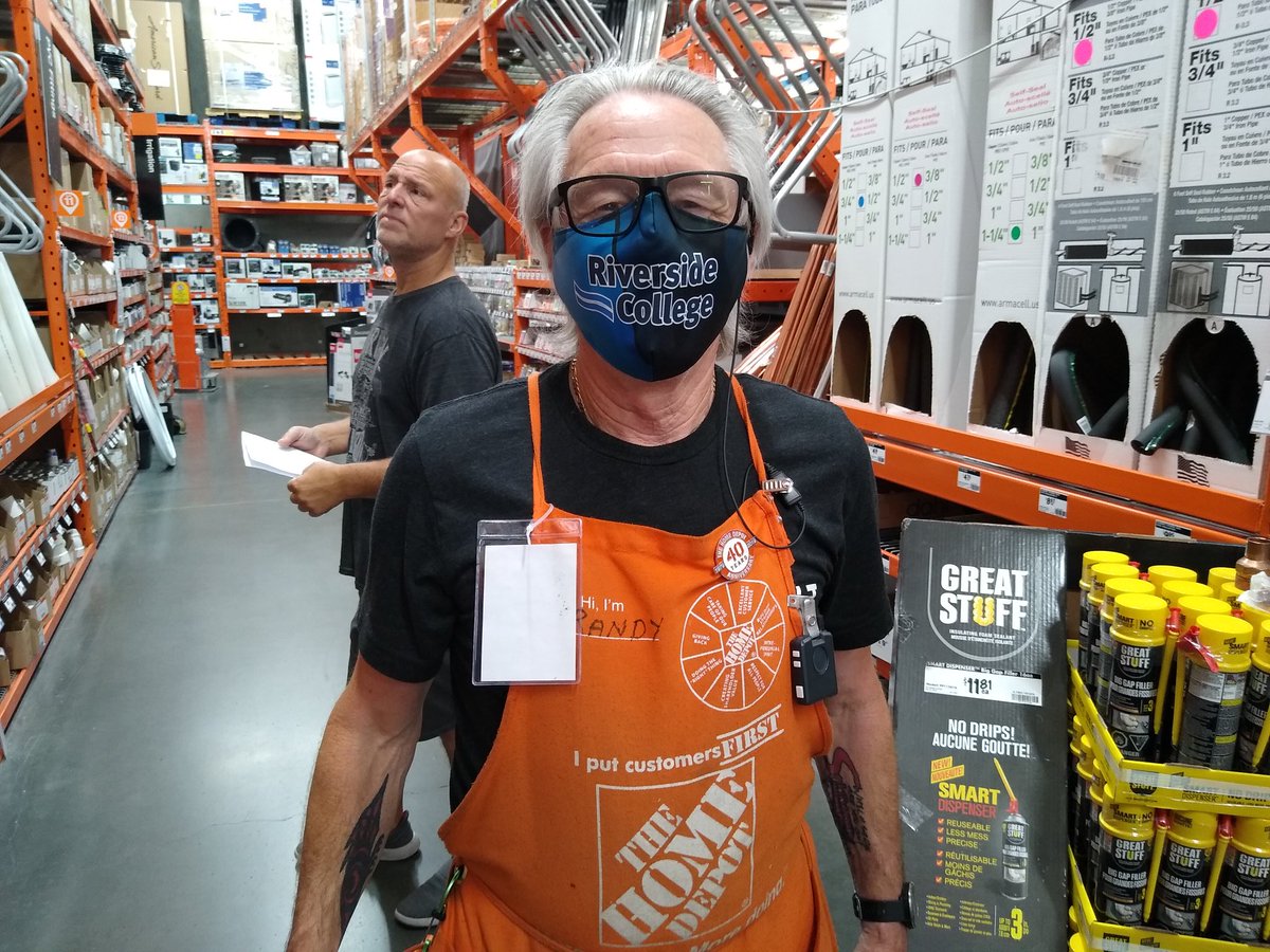 Great to see the Vice-Chair of our School Board wearing the Riverside College colours at work! @MPSD75⁩ ⁦@AngusSD75⁩