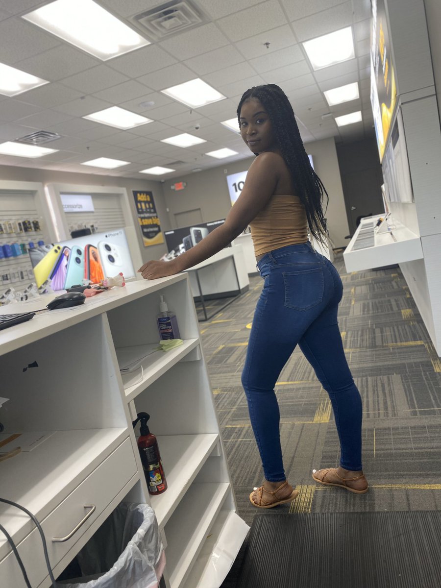 SaydiaDaGOAT's tweet photo. Sprint should sponsor me 🤗 https://t.co/3dKRYgRaMx
