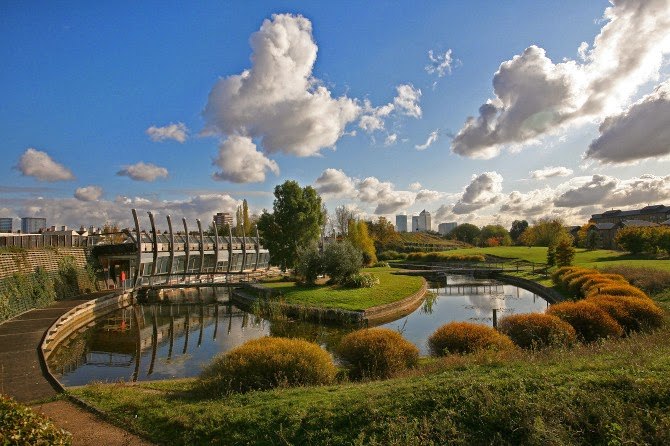 Mile End Park, London:Has much more of an urban feel than most London parks, which took some getting used to. Not very escapist. However, its nice linear shape makes it good for long walk & talks ( @8nanya). Good views of Canary Wharf.