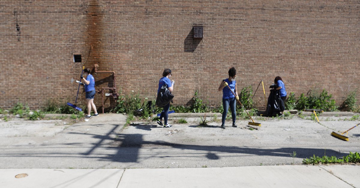 This week @LurieHCN partnered w/@mbmhmc for a community clean-up event to help the KECS Block Association in South Chicago. Special thanks to our staff and their families who volunteered their time. #chicago Thanks to Green Street Meats for providing lunch to our volunteers!