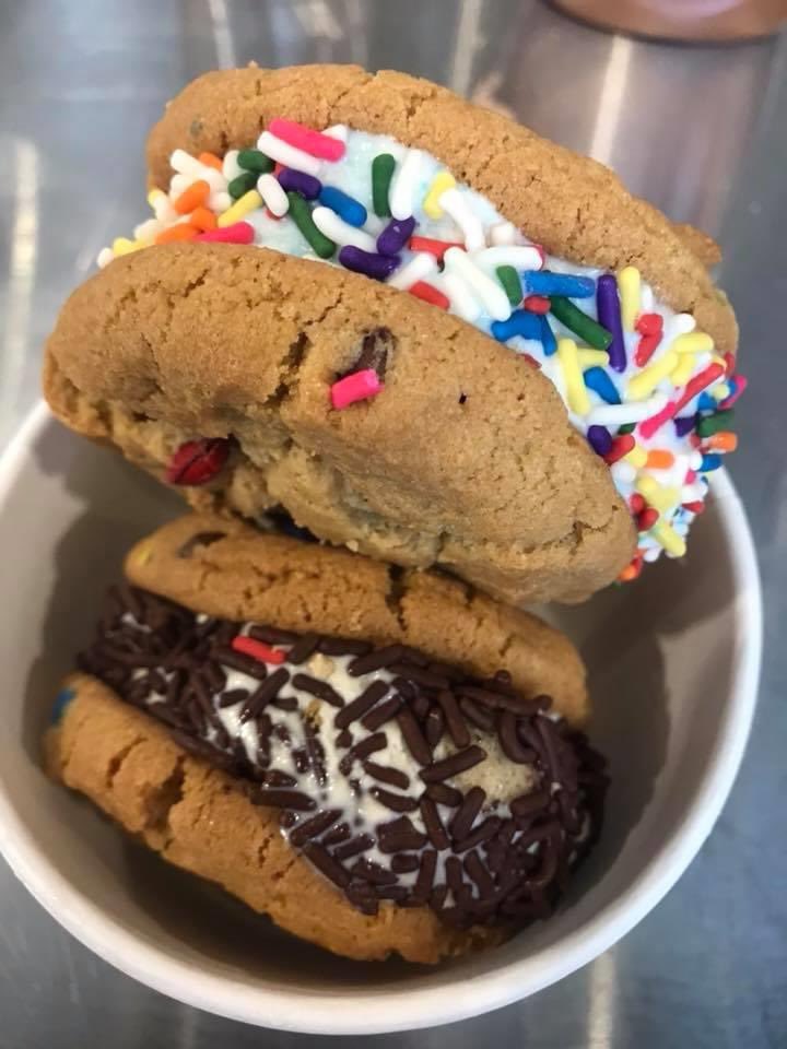 Black Family-Owned Ice Cream Shop In DC!!!
🍦 🍨

Southwest Soda Pop Shop 

1142 Maine Ave SW, Washington, DC 20024

yureplace.com/a-black-family…