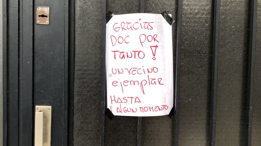 lamberto_pablo's tweet photo. Pase por la puerta de la casa de Hermès y encontré este cartel que lo dice todo. Un vecino ejemplar. https://t.co/vOC2A85sPg
