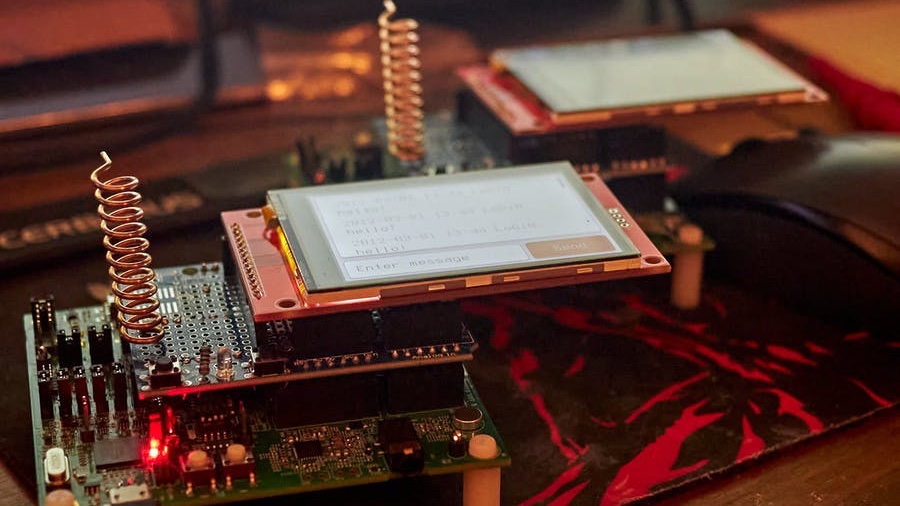 Hacksterio's tweet image. Waka Waka is standalone chat device that sends messages over LoRa: bit.ly/2QiNuwH