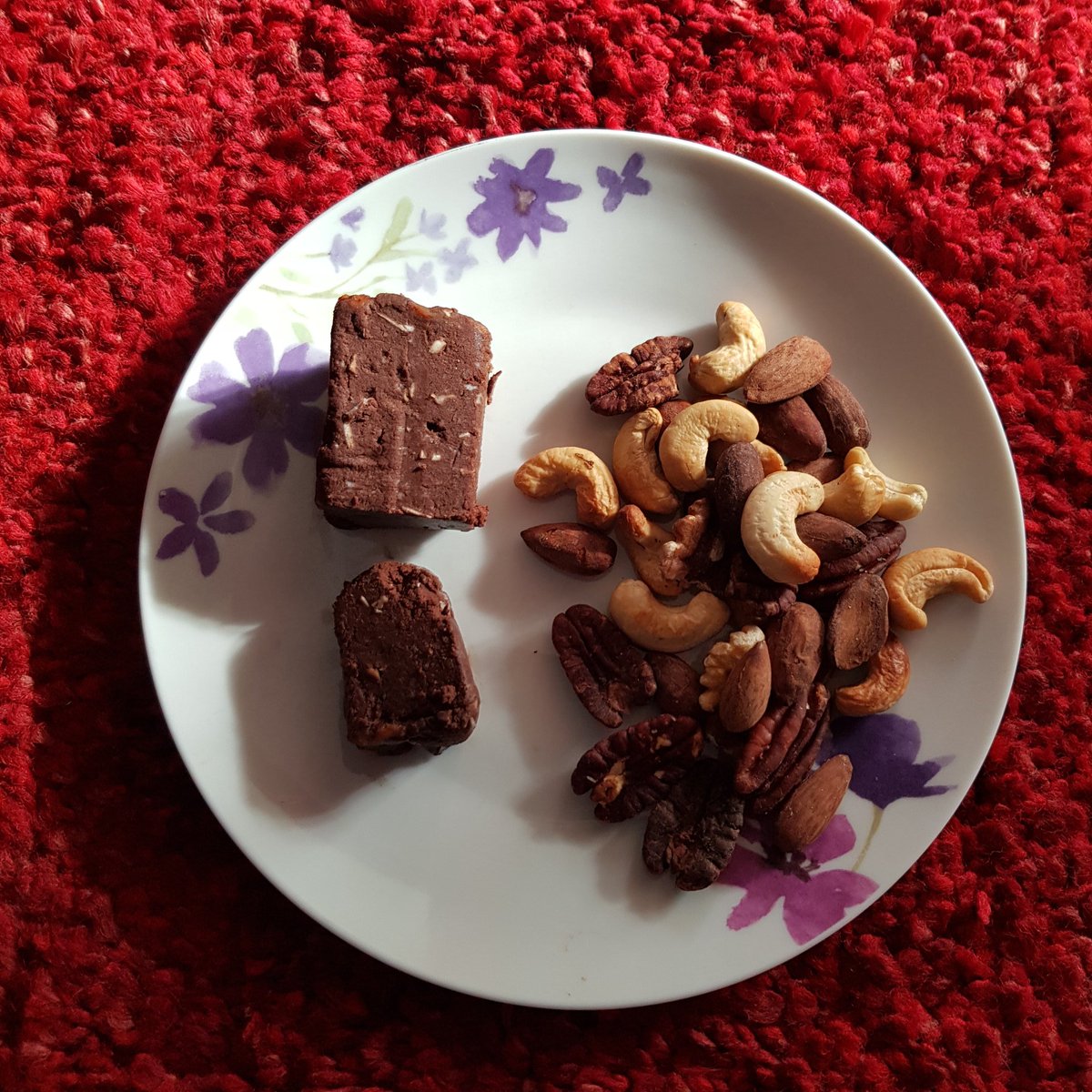 VChigwada's tweet image. Late night snack...homemade  dark chocolate, coffee &amp;amp; coconut fudge + roasted mixed nuts 😋. #90dayswithoutsugar #fetchyourbody2020 #homemadesnack #healthysnacks #lowcarbsnacks #lowcarb #sugarfree #cleaneating #HealthyAtHome